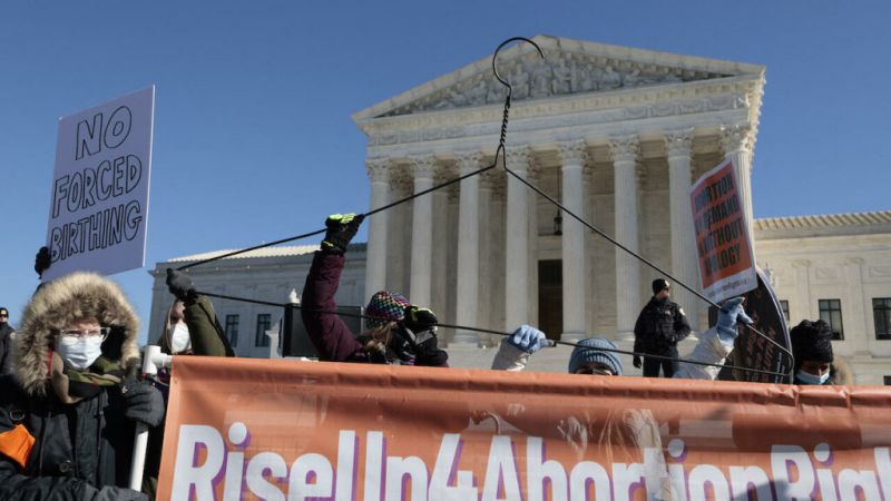 حكم تاريخي للمحكمة العليا الامريكية بإلغاء حق الإجهاض للنساء