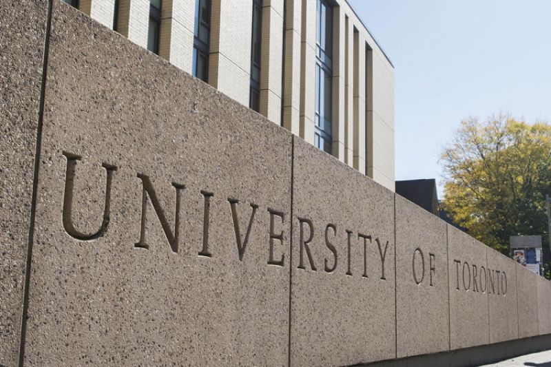 جامعة تورنتو تطلب من طلابها المقيمين بالمسكن الجامعي اخذ 3 تطعيمات