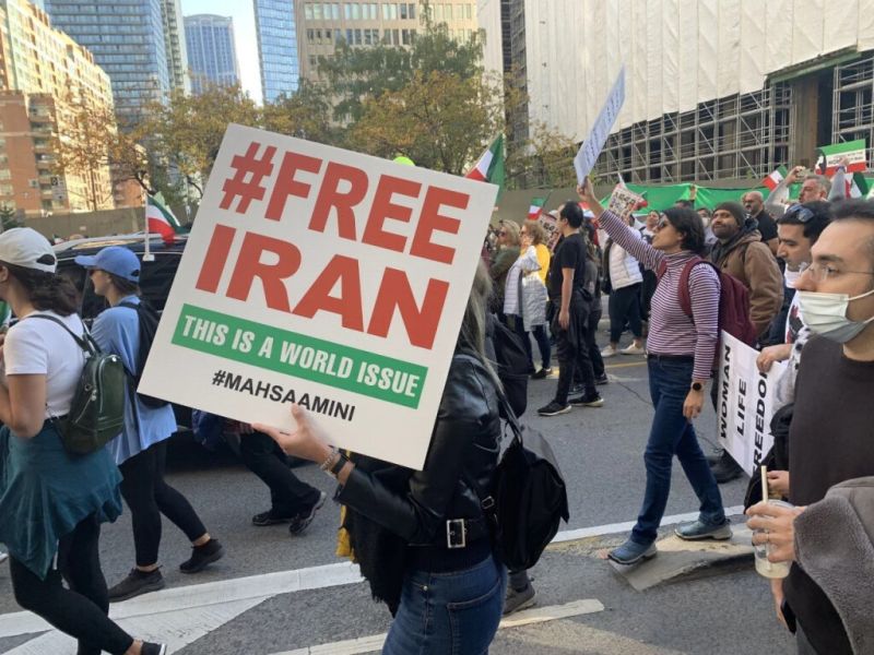 مظاهرة كندية بوسط تورنتو دفاعا عن حقوق المرأة في إيران