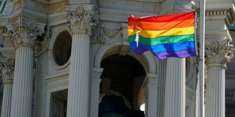 تمزيق علم الفخر للمثليين بالقرب من كنيسة في نياجرا