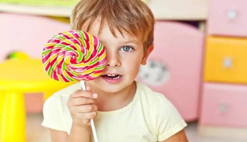 مخاطر الأطعمة المحلاة على الأطفال