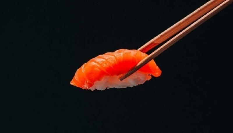 مطعم يقدم أصغر سوشي في العالم