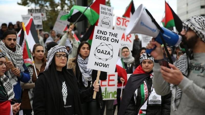 غرامات بسبب الضوضاء بحق مؤيدين لفلسطين .. والمتظاهرون: لا يمكن إسكاتنا