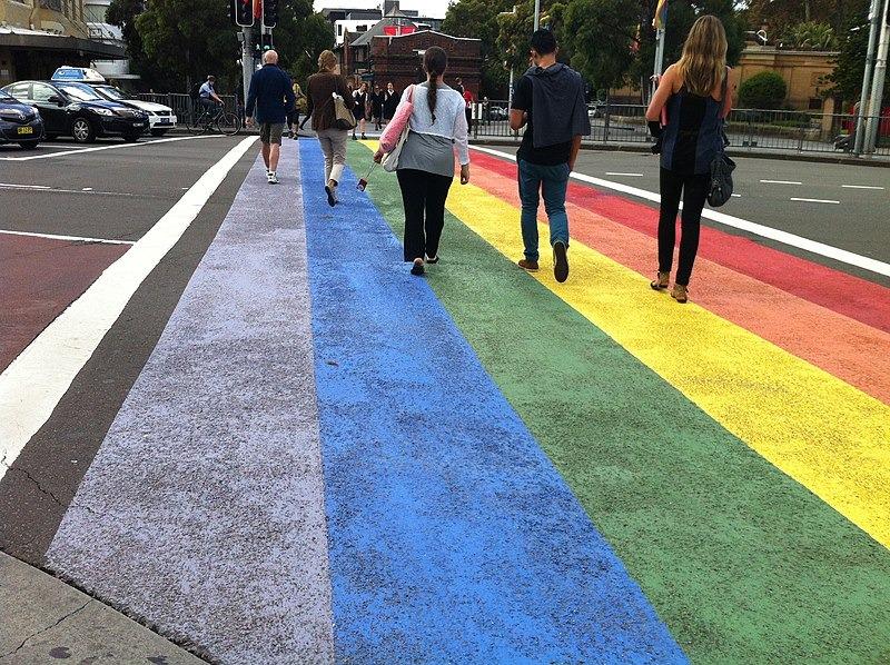 سكان وسيتلوك في البرتا يصوتون بعدم رفع علم المثليين أو تلوين ممرات المشاة بألوانه
