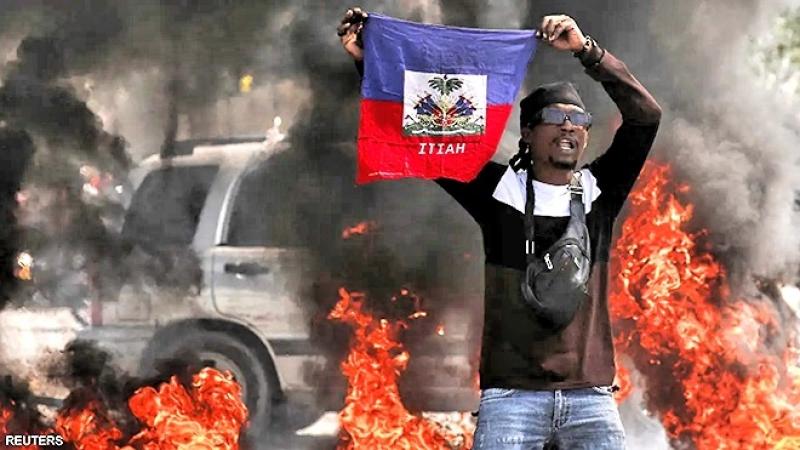 حصار واشتباكات ومطار معطل.. زعيم عصابة يتوعد رئيس الوزراء.. ماذا يحدث في هايتي؟