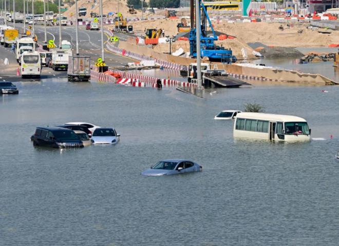 كيف هزت فيضانات دبي ”المروعة” صورة المدينة المثالية؟