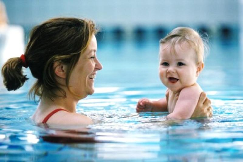 فوبيا الماء عند الأطفال: كيف أحبب طفلي في السباحة؟