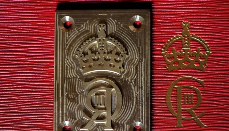 الكشف أول صندوق بريد أحمر يحمل رمز الملك تشارلز