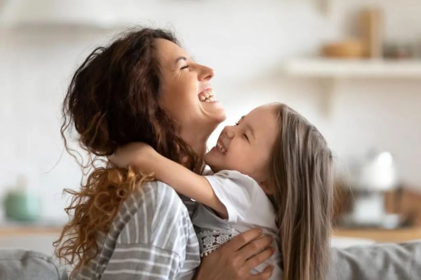 كيف تدعم طفلك نفسياً؟.. نصائح تساعده على تخطي التحديات
