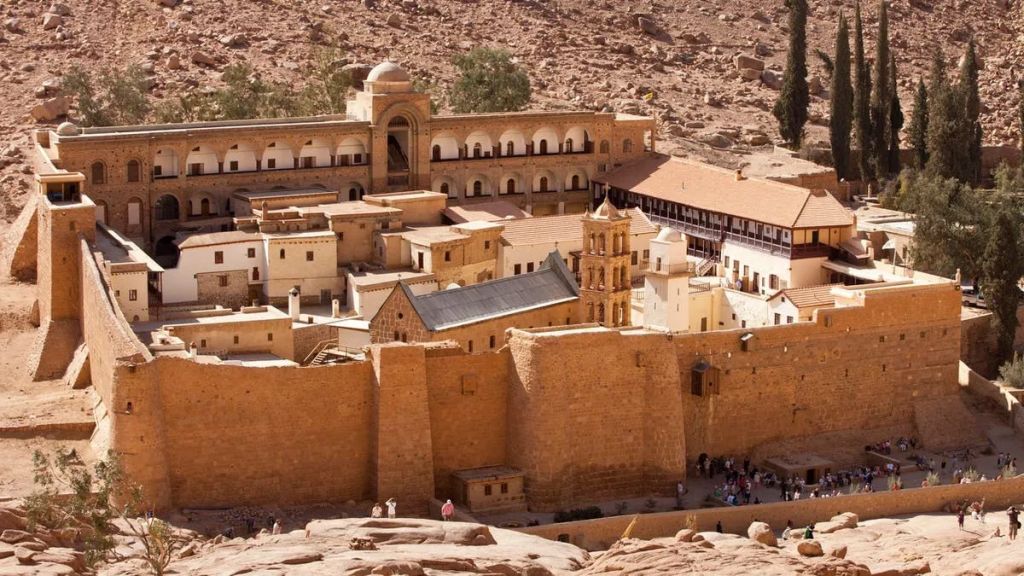 ”سانت كاترين”... رهبان في مواجهة السيادة