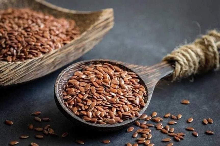 بذور الكتان.. هذه أبرز فوائدها التجميلية للبشرة والشعر