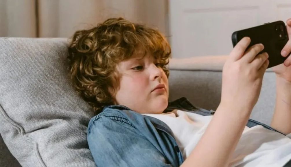 علامات تحذيرية تكشف تعرض ابنك المراهق لمحتوى عنيف على الإنترنت