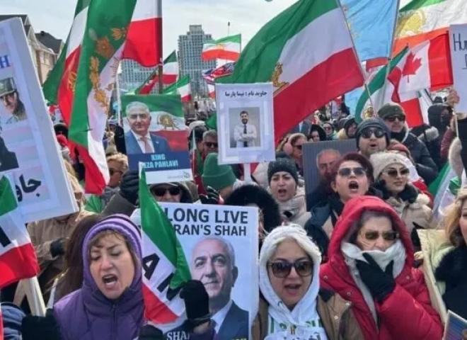 مظاهرات للآلاف الإيرانيين في كندا دعما للقصف الإسرائيلي والأمريكي على طهران!