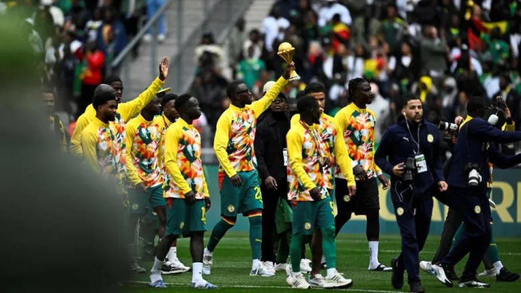 السنغال تتحدى ”الكاف” وتحتفل بكأس أمم إفريقيا بباريس
