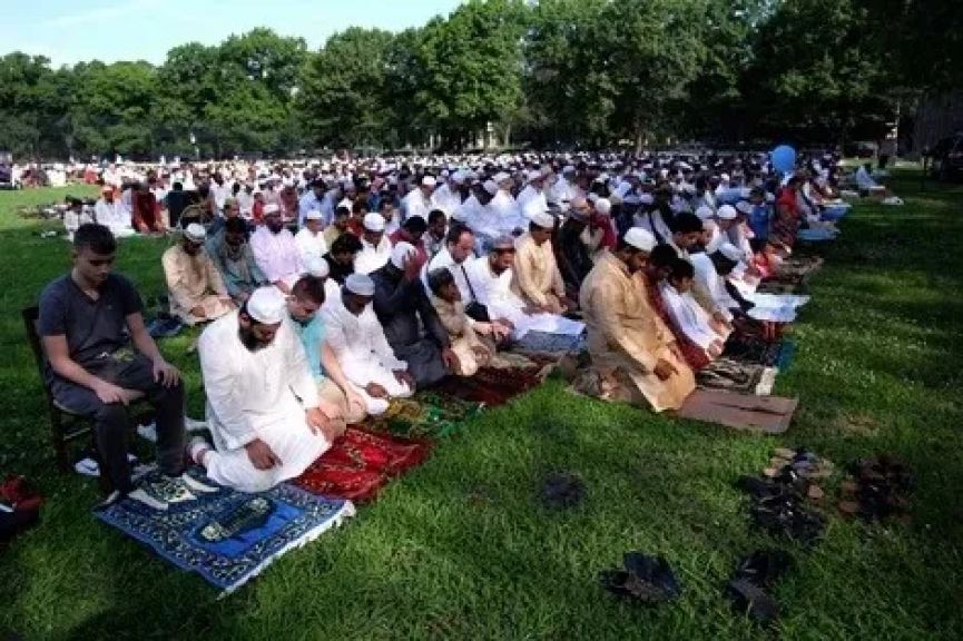 مقاطعة كيبيك تقرر منع الصلاة في الشوارع والجامعات والكليات