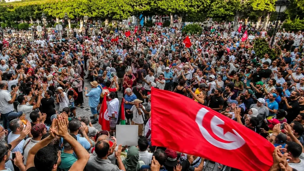 الشارع يثور.. وقصر قرطاج يترقب.. هل تقف تونس على أعتاب ربيع عربي جديد؟